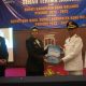Bupati dan Wakil Bupati Bone Bolango, Ismet Mile - Risman Tolingguhu saat menjalani prosesi serah terima jabatan dari Bupati sebelumnya, Merlan S. Uloli, Kamis (20/2/2025). (Foto : Dok. Diskominfo)