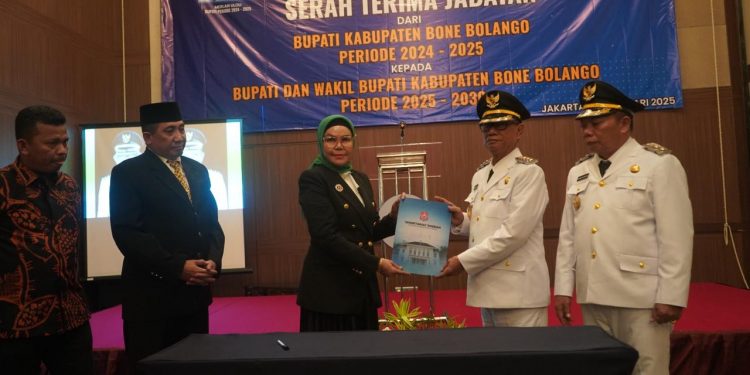 Bupati dan Wakil Bupati Bone Bolango, Ismet Mile - Risman Tolingguhu saat menjalani prosesi serah terima jabatan dari Bupati sebelumnya, Merlan S. Uloli, Kamis (20/2/2025). (Foto : Dok. Diskominfo)