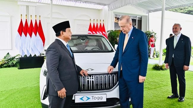 Prabowo saat menerima Mobil Listrik Togg T10X yang dihadiahkan Erdogan. (Foto: Dok. Biro Pers Setpres)