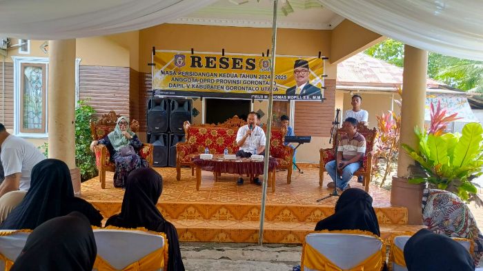 Ketua DPRD Provinsi Gorontalo, Thomas Mopili saat menggelar reses di Kabupaten Gorontalo Utara, pada Rabu (12/2/2025). (Foto : Ist.)