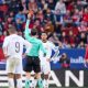 Bellingham diganjar kartu merah oleh wasit dalam laga Osasuna vs Madrid. (Foto: Getty Images/Ion Alcoba Beitia)