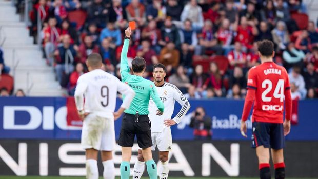 Bellingham diganjar kartu merah oleh wasit dalam laga Osasuna vs Madrid. (Foto: Getty Images/Ion Alcoba Beitia)
