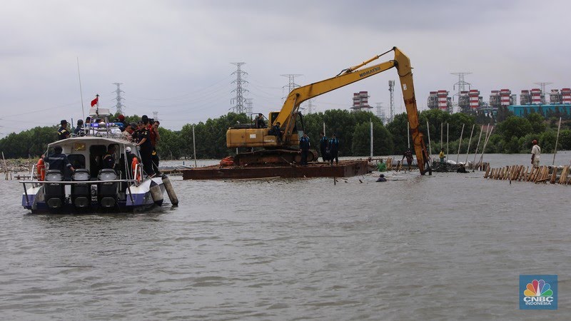 Direktorat Jenderal Pengawasan Sumber Daya Kelautan dan Perikanan (PSDKP) Kementerian Kelautan dan Perikanan (KKP) mengawasi langsung proses pembongkaran pagar laut. (Foto : CNBC Indonesia/Faisal Rahman)