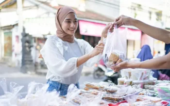 Ilustrasi membeli takjil yang aman dan sehat. (Foto: Shutterstock)