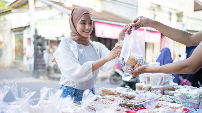 Ilustrasi membeli takjil yang aman dan sehat. (Foto: Shutterstock)