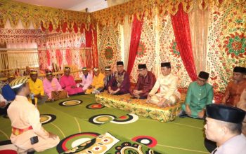 Bupati Bone Bolango, Ismet Mile menjalani prosesi upacara adat moloopu, Kamis (6/3/2025). (Foto : Dok. Kominfo)
