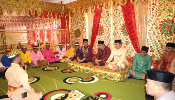 Disambut Adat Moloopu, Bupati Bone Bolango Siap Emban Amanah