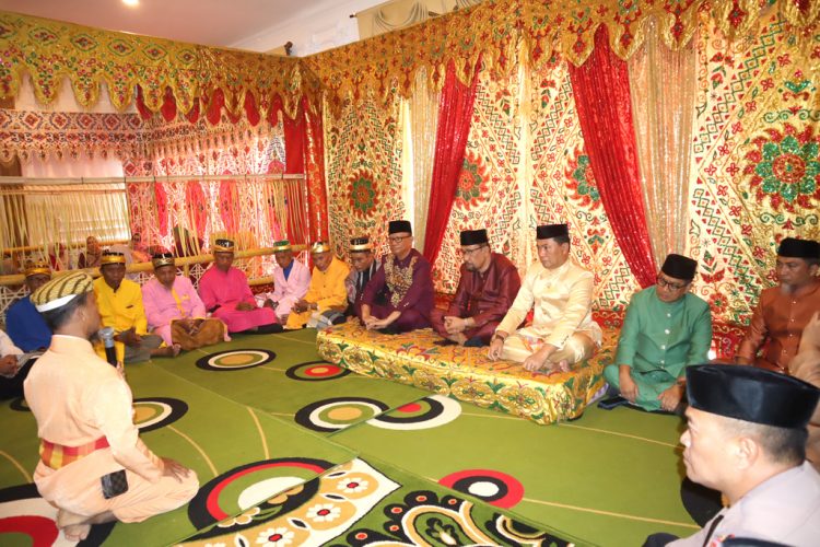 Bupati Bone Bolango, Ismet Mile menjalani prosesi upacara adat moloopu, Kamis (6/3/2025). (Foto : Dok. Kominfo)