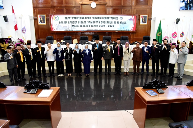 Suasana foto bersama Ketua DPRD Provinsi Thomas Mopili dan Gubernur serta Wagub usai rapat paripurna ke-15, Senin (10/3/2025). (Foto : Dok. Kominfotik)