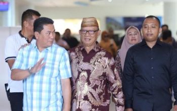 Bupati Ismet Mile saat tiba di Bandara Djalaluddin Gorontalo, Minggu (2/3/2025). (Foto : Dok. Kominfo)