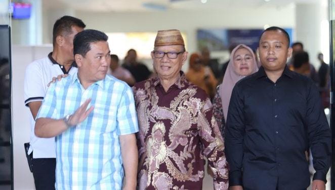 Bupati Ismet Mile saat tiba di Bandara Djalaluddin Gorontalo, Minggu (2/3/2025). (Foto : Dok. Kominfo)