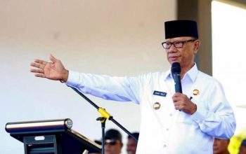 Bupati Bone Bolango Ismet Mile saat memimpin apel perdana di Alun-Alun Bone Bolango, Senin (3/3/2025). (Foto : Dok. Kominfo)