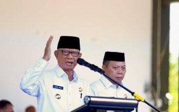 Bupati Bone Bolango Ismet Mile saat memimpin apel perdana di Alun-Alun Bone Bolango, Senin (3/3/2025). (Foto : Dok. Kominfo)