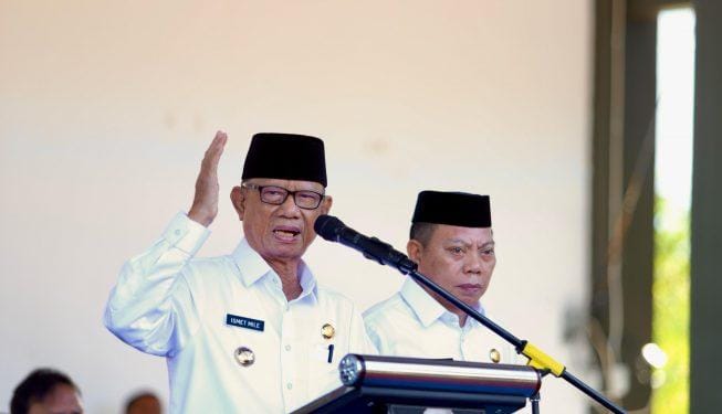 Bupati Bone Bolango Ismet Mile saat memimpin apel perdana di Alun-Alun Bone Bolango, Senin (3/3/2025). (Foto : Dok. Kominfo)