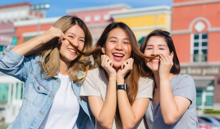 Ilustrasi. 4 tanda kehadiranmu sangat berarti dalam pertemanan. (Foto : Freepik)