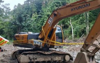 Satu unit alat berat jenis ekskavator yang diduga beroperasi di wilayah PETI di Kabupaten Gorontalo dipasangi police line, Rabu (12/3/2025). (Foto : Dok. Istimewa)