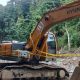 Satu unit alat berat jenis ekskavator yang diduga beroperasi di wilayah PETI di Kabupaten Gorontalo dipasangi police line, Rabu (12/3/2025). (Foto : Dok. Istimewa)