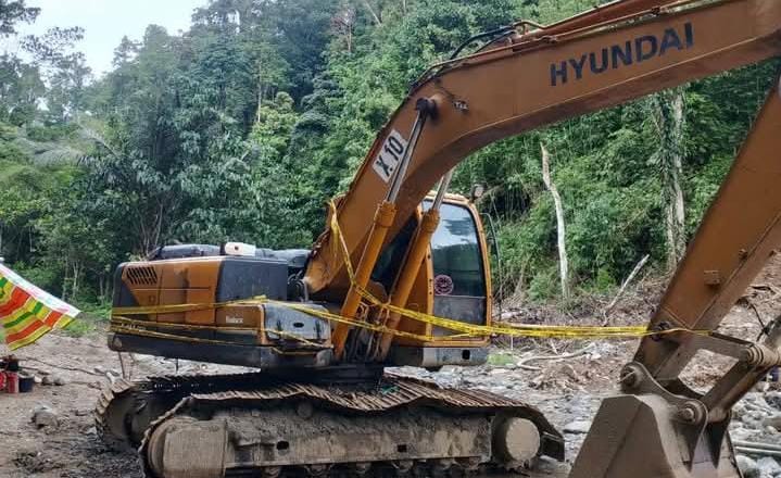 Satu unit alat berat jenis ekskavator yang diduga beroperasi di wilayah PETI di Kabupaten Gorontalo dipasangi police line, Rabu (12/3/2025). (Foto : Dok. Istimewa)