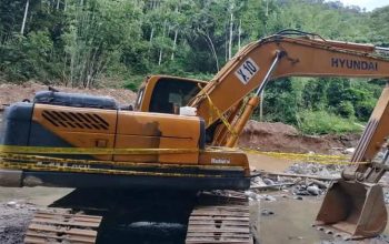 Satu unit alat berat jenis ekskavator yang diduga beroperasi di wilayah PETI di Kabupaten Gorontalo dipasangi police line, Rabu (12/3/2025). (Foto : Dok. Istimewa)