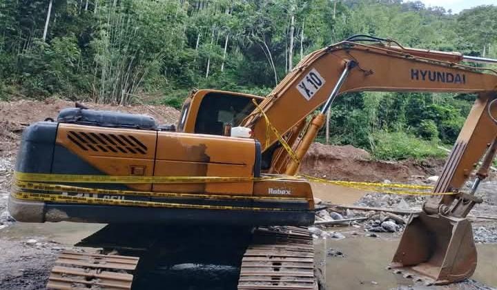 Satu unit alat berat jenis ekskavator yang diduga beroperasi di wilayah PETI di Kabupaten Gorontalo dipasangi police line, Rabu (12/3/2025). (Foto : Dok. Istimewa)