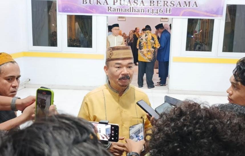 Ketua DPRD Provinsi Gorontalo, Thomas Mopili saat diwawancarai awak media usai kegiatan buka bersama pada Senin (17/3/2025). (Foto : Penagar.id/Sucipto Mokodompis)