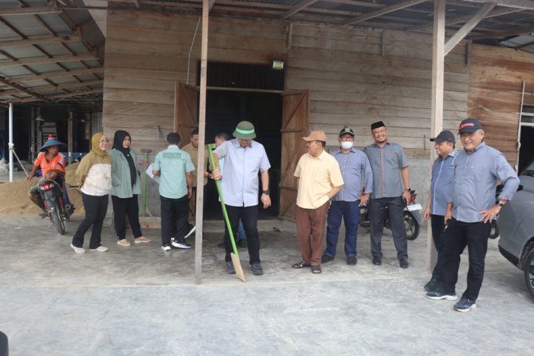 Komisi II DPRD Provinsi Gorontalo saat melakukan peninjauan langsung dan mengecek ketersediaan stok beras di beberapa titik tempat penggilingan padi, Sabtu (08/03/25). (Foto : Dok. Humas DPRD)