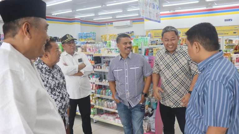Komisi II DPRD Provinsi Gorontalo saat melakukan monitoring dan pengawasan harga bahan pokok di lapangan, Minggu (9/03/25).(Foto : Humas DPRD)