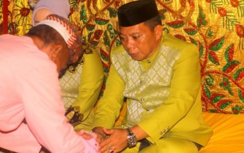 Wakil Bupati Bone Bolango, Risman Tolingguhu saat menjalani prosesi Adat Moloopu, Kamis (6/3/2025). (Foto : Dok. Diskominfo)