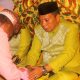 Wakil Bupati Bone Bolango, Risman Tolingguhu saat menjalani prosesi Adat Moloopu, Kamis (6/3/2025). (Foto : Dok. Diskominfo)
