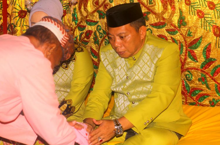 Wakil Bupati Bone Bolango, Risman Tolingguhu saat menjalani prosesi Adat Moloopu, Kamis (6/3/2025). (Foto : Dok. Diskominfo)