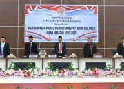 Bupati Bone Bolango, Ismet Mile didampingi Wakil Bupati Risman Tolingguhu saat menghadiri rapat paripurna di Ruang Sidang DPRD, Jumat (7/3/2025). (Foto : Dok. Diskominfo)