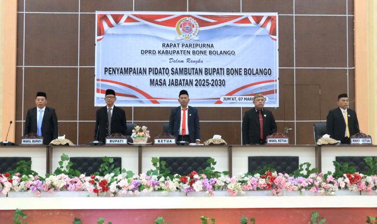Bupati Bone Bolango, Ismet Mile didampingi Wakil Bupati Risman Tolingguhu saat menghadiri rapat paripurna di Ruang Sidang DPRD, Jumat (7/3/2025). (Foto : Dok. Diskominfo)
