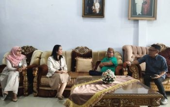 Ismet Mile saat menerima kunjungan Kepala BPJS Ketenagakerjaan Cabang Gorontalo, Widhi Astri Aprillia Nia bersama jajarannya, Rabu (5/3/2025). (Foto : Dok. Kominfo)