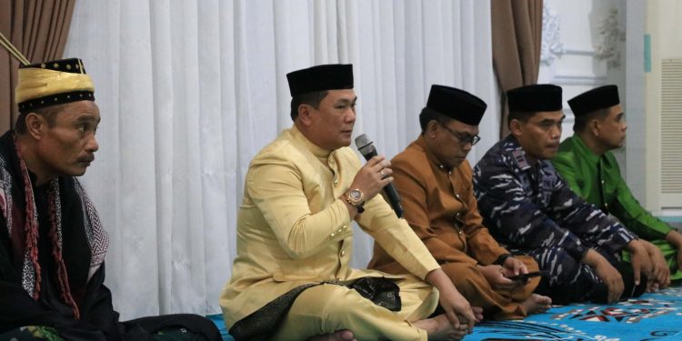 Pj Sekda Bone Bolango, Amir Hamzah Hadju saat memberikan sambutan pada prosesi adat Tonggeyamo untuk menentukan awal 1 Ramadan 1446 Hijriyah di Rumah Dinas Bandayo Bupati, Jumat (28/2/2025). (Foto : Dok. Diskominfo).