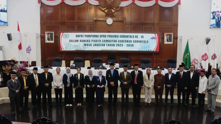 Suasana foto bersama saat Dewan Perwakilan Rakyat Daerah (DPRD) Provinsi Gorontalo menggelar rapat paripurna di ruang Rapat Paripurna DPRD Provinsi Gorontalo, Senin (10/3/2025). (Foto : Humas DPRD)