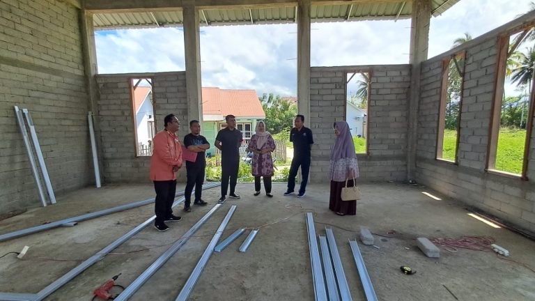 Komisi IV DPRD Provinsi Gorontalo saat melakukan monitoring terhadap renovasi atap Masjid Nurul Khaerat di Desa Marisa Utara, Kecamatan Marisa, Kabupaten Pohuwato, Sabtu (15/3/2025). (Foto : Dok. Humas DPRD)