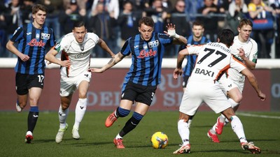 Jay Idzes membentengi pertahanan Venezia saat menghadapi Atalanta. (Foto : REUTERS/Alessandro Garofalo)