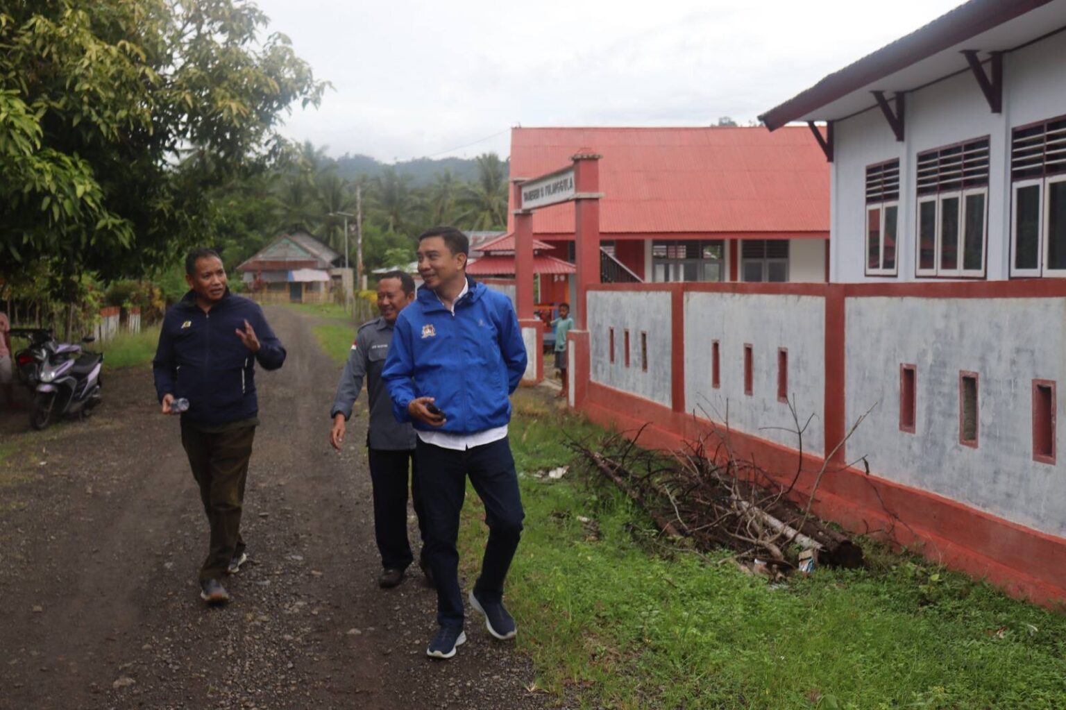 Wakil Ketua DPRD Provinsi Gorontalo, Ridwan Monoarfa saat melakukan kunjungan ke SDN 13 Tolinggula, Gorontalo Utara. (Foto : Dok. Istimewa)