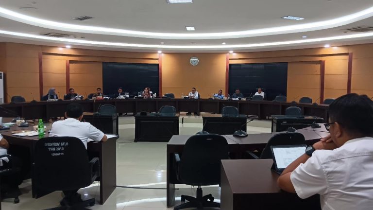 DPRD Provinsi Gorontalo menggelar rapat Pansus LKPJ Gubernur Gorontalo Tahun 2024 bersama sejumlah pimpinan OPD di Ruang Rapat Dulohupa pada Rabu (9/4/2025). (Foto : Dok. Humas DPRD)