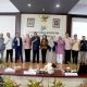 Suasana foto bersama Pansus LKPJ saat melaksanakan kunjungan kerja ke Kantor Badan Pusat Statistik (BPS) Provinsi Gorontalo pada Senin (14/4/2025). (Foto : Dok. Humas DPRD)