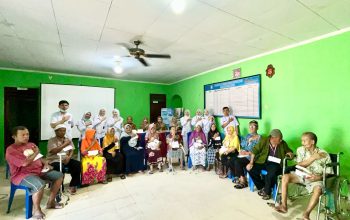Suasana foto bersama saat Mahasiswa Profesi Ners Universitas Negeri Gorontalo memberikan terapi aktivitas kelompok sosialisasi pada lansia di Panti Griya Jannati Pada Selasa, 15 April 2025. (Foto : Dok. Istimewa)