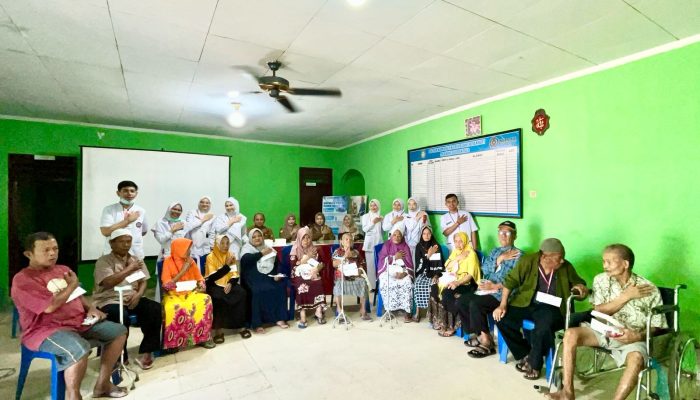 Lansia di Gorontalo Dapat Terapi dan Edukasi Kesehatan dari Mahasiswa Profesi Ners UNG