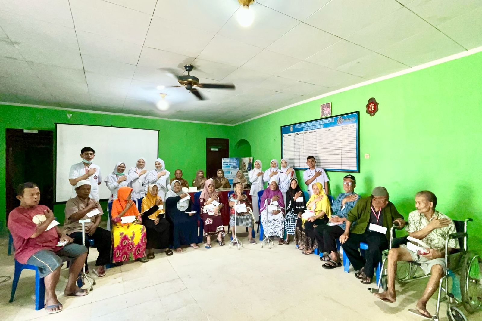 Suasana foto bersama saat Mahasiswa Profesi Ners Universitas Negeri Gorontalo memberikan terapi aktivitas kelompok sosialisasi pada lansia di Panti Griya Jannati Pada Selasa, 15 April 2025. (Foto : Dok. Istimewa)