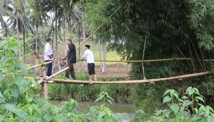 Tinjau Jembatan Bambu di Bulontio Timur, Ridwan Monoarfa : Perlu Perhatian Serius