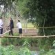 Ridwan Monoarfa saat meninjau jembatan bambu rawan ambruk di Bulontio Timur yang menjadi akses vital pertanian.(Foto : Dok. Humas DPRD)
