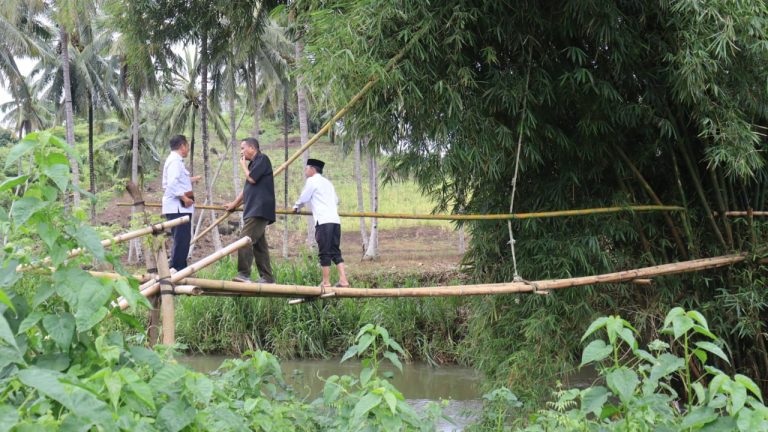 Ridwan Monoarfa saat meninjau jembatan bambu rawan ambruk di Bulontio Timur yang menjadi akses vital pertanian.(Foto : Dok. Humas DPRD)