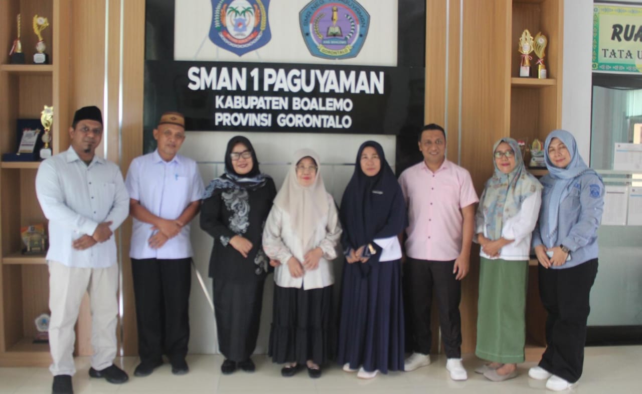 Suasana foto bersama saat Komisi IV DPRD Provinsi Gorontalo melakukan kunjungan kerja ke SMA Negeri 1 Paguyaman, Kabupaten Boalemo, Kamis (17/4/2025). (Foto : Dok. Humas DPRD)