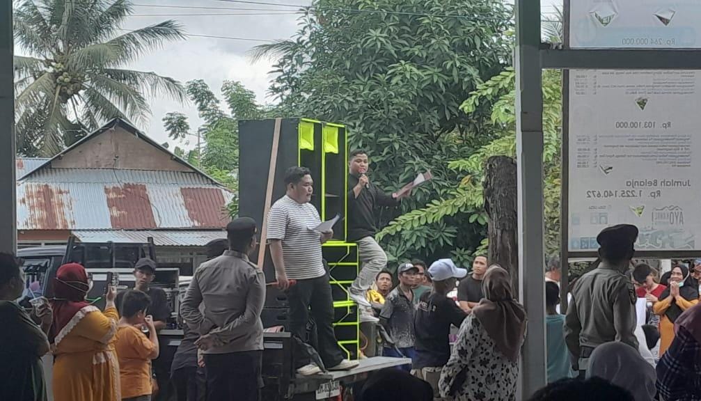 Ratusan warga dari Desa Buhu, Kecamatan Talaga Jaya, Kabupaten Gorontalo, memadati jalanan desa pada Selasa, (22/4/2025). (Foto: Dok. Istimewa)