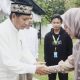 Wakil Ketua DPRD Provinsi Gorontalo, Ridwan Monoarfa (kiri) saat menyambut kedatangan Merlan Uloli (kanan) saat Open house Idul Fitri pada Selasa (01/04/2025). (Foto : Humas DPRD)