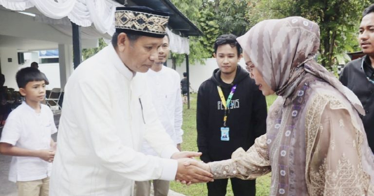 Wakil Ketua DPRD Provinsi Gorontalo, Ridwan Monoarfa (kiri) saat menyambut kedatangan Merlan Uloli (kanan) saat Open house Idul Fitri pada Selasa (01/04/2025). (Foto : Humas DPRD)